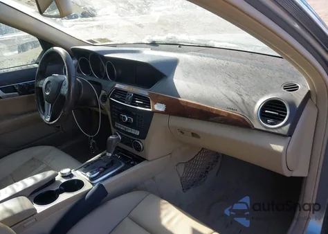 2013 Mercedes-Benz C 250 Sport z USA, uszkodzony, nr VIN WDDGF4HB8DA851415